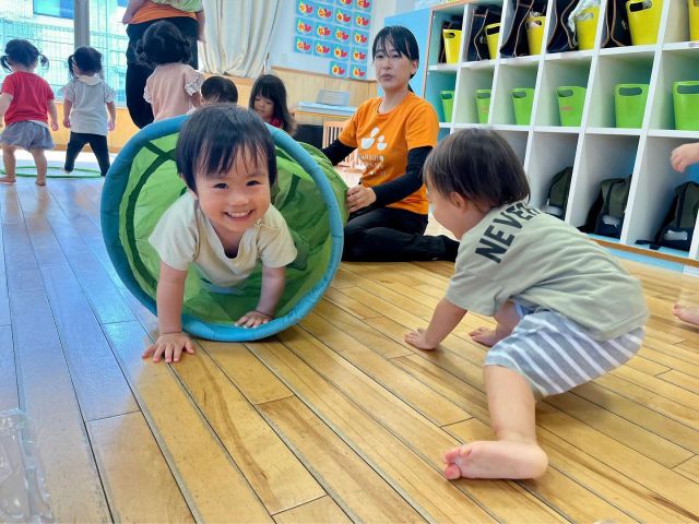 【運動あそび大好き♪ つぼみ組】
身体を動かすことが大好きなつぼみ組さん！
お部屋でトンネルをくぐったり、元気いっぱい走ったり…
そして仲良くプチプチの上に座ったり…
最近友だちと仲良く手を繋いでいる姿もよく見られるつぼみ組さんです♡

#淡水幼稚園
#たんすいようちえん
#幼稚園
#保育園
#たんすい保育園
#たんすい和白保育園
#たんすいfamilia保育園
#tansui
#tansuiyouchien
#福岡市博多区
#fukuoka
#kindergarten
#たんすい保育園つぼみ組
#1歳児
#運動あそび
#とんねるあそび