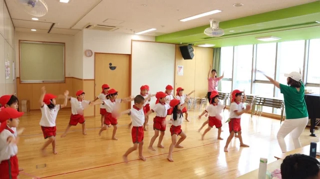 【ダンスタイム　ひかり組】

みんなが楽しみにしているダンス！
笑顔が素敵な先生につられてみんなもニコニコ楽しんでダンスをしていますよ。
「オラ〜！」と挨拶をして始まります。
音楽に合わせて身体をたくさん動かします！
みんなで手をつないで輪になって踊るところもお友達と顔を見合わせて素敵な笑顔がたくさん溢れています！

#淡水幼稚園
#たんすいようちえん
#幼稚園
#保育園
#たんすい保育園
#たんすい和白保育園
#たんすいfamilia保育園
#tansui
#tansuiyouchien
#福岡市博多区
#fukuoka
#kindergarten
#たんすいケアルーム
#病児病後児保育
#児童発達支援事業所
#たんすいWAYルーム
#5歳児
#ひかり組
#ダンスタイム
#楽しいダンス
#キラキラ笑顔
#輪になって踊ろう
